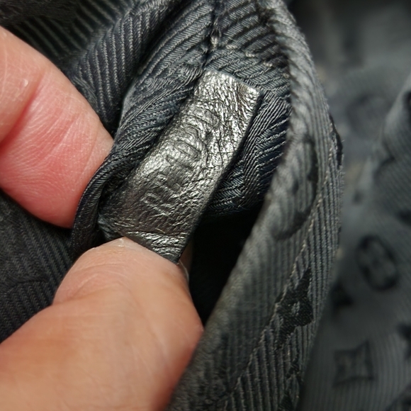 LOUIS VUITTON Limited Edition Black Lambskin Leather Riveting Bag - Picture 3 of 16